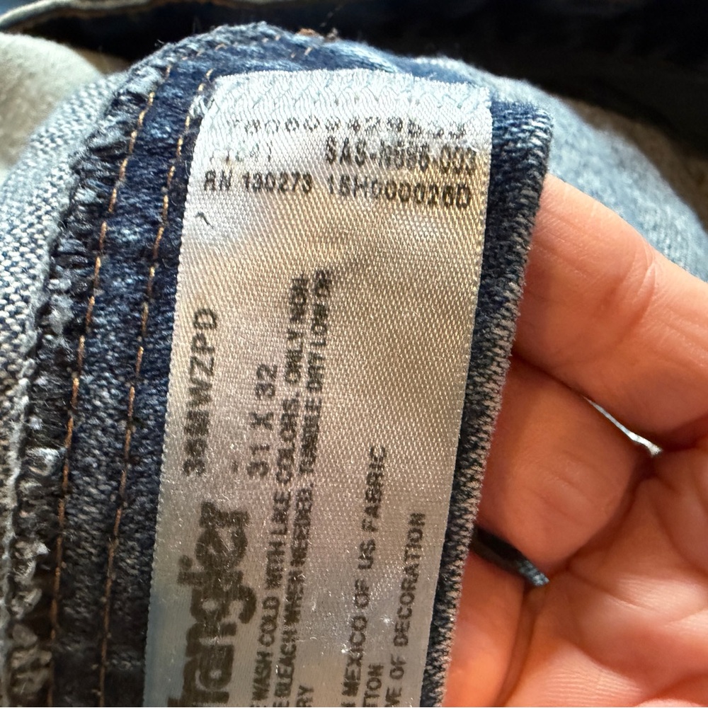 Men's Wrangler - Picture 3 of 4